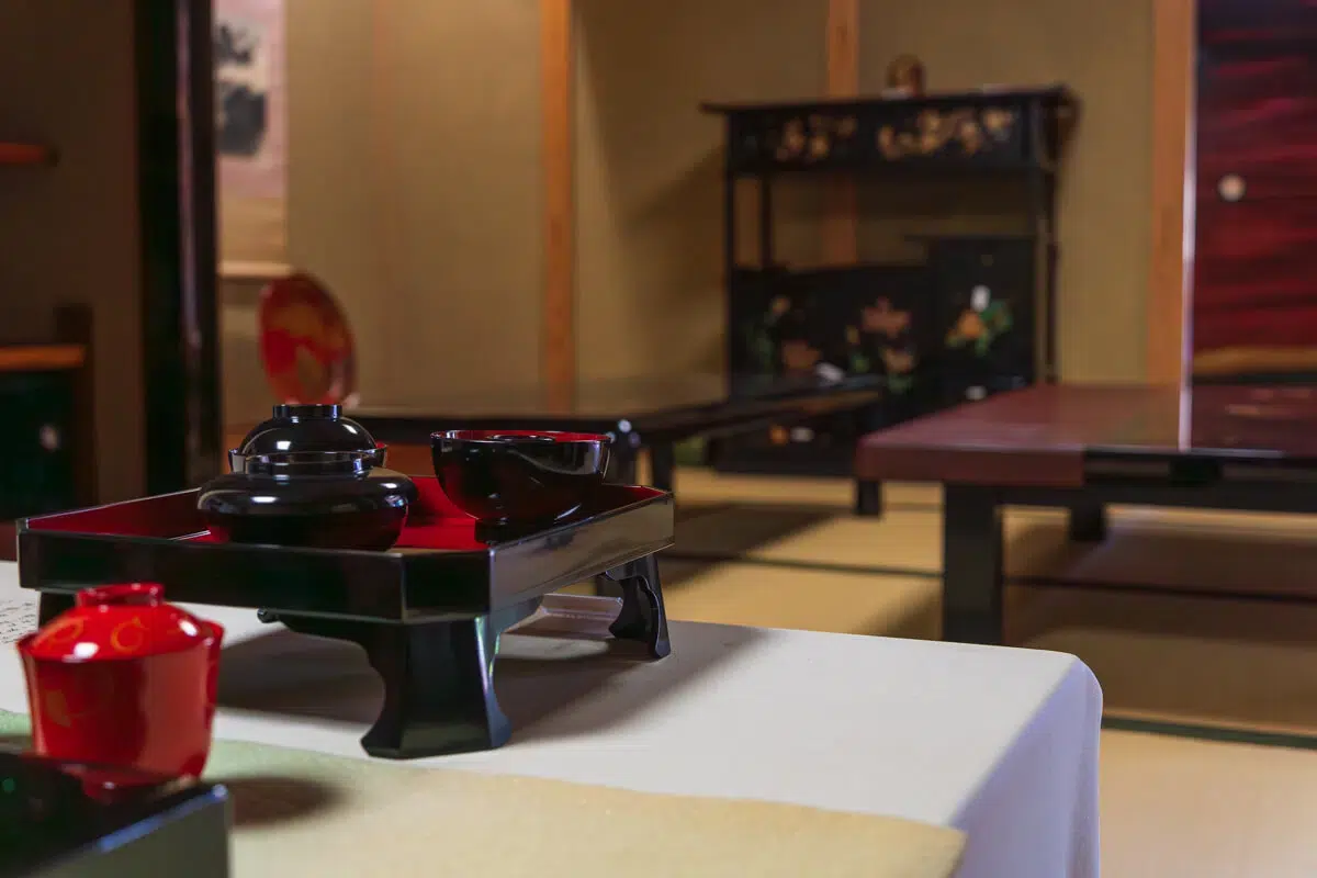 人の繋がりが育んだ伝統工芸品『桜井漆器』── 無尽の心と月賦販売が