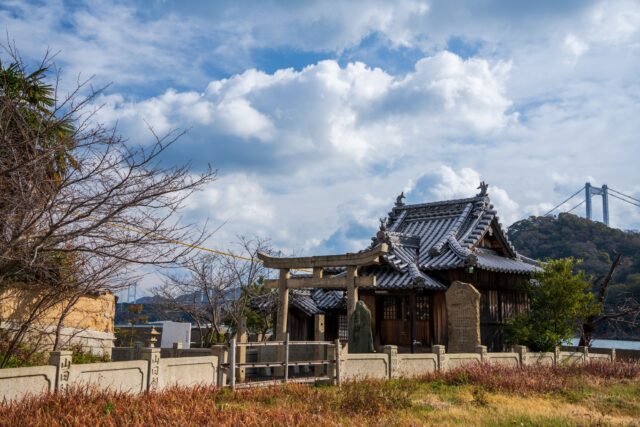 「御先神社」
愛媛県今治市来島５７６
#御先神社 #来島 #波方町 #今治 #鳥居 #造船所 #造船 #瀬戸内海 #来島海峡 #積乱雲